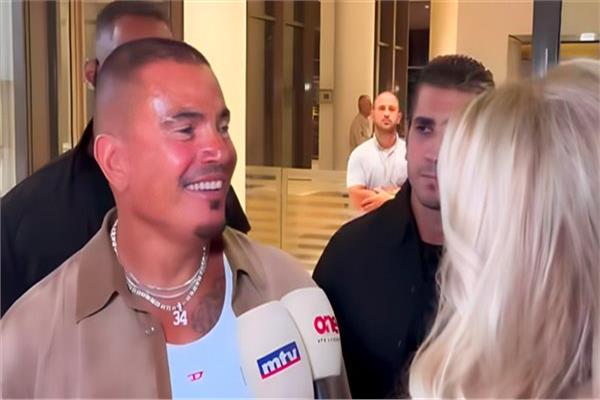 عمرو دياب من مطار بيروت: «انتظر الحفل من السنة للسنة» | فيديو 1 1 3