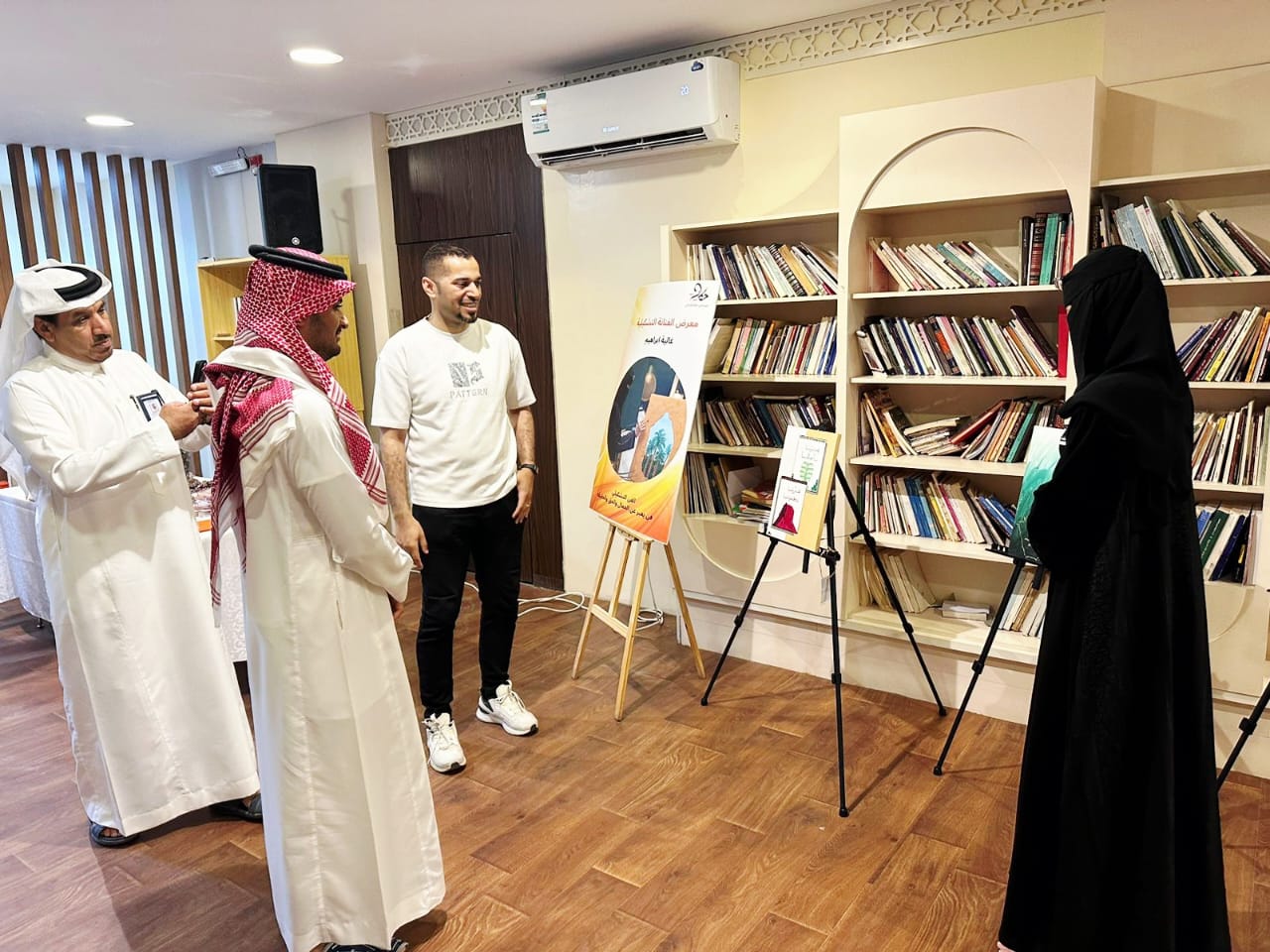 نادي حكاية الإبداعي .. يقيم معرضا تشكيليا للفنانة غالية إبراهيم 2 1 13