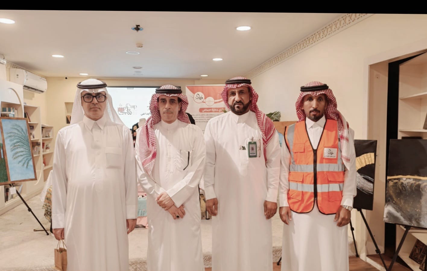 نادي حكاية الإبداعي .. يقيم معرضا تشكيليا للفنانة غالية إبراهيم 17 16