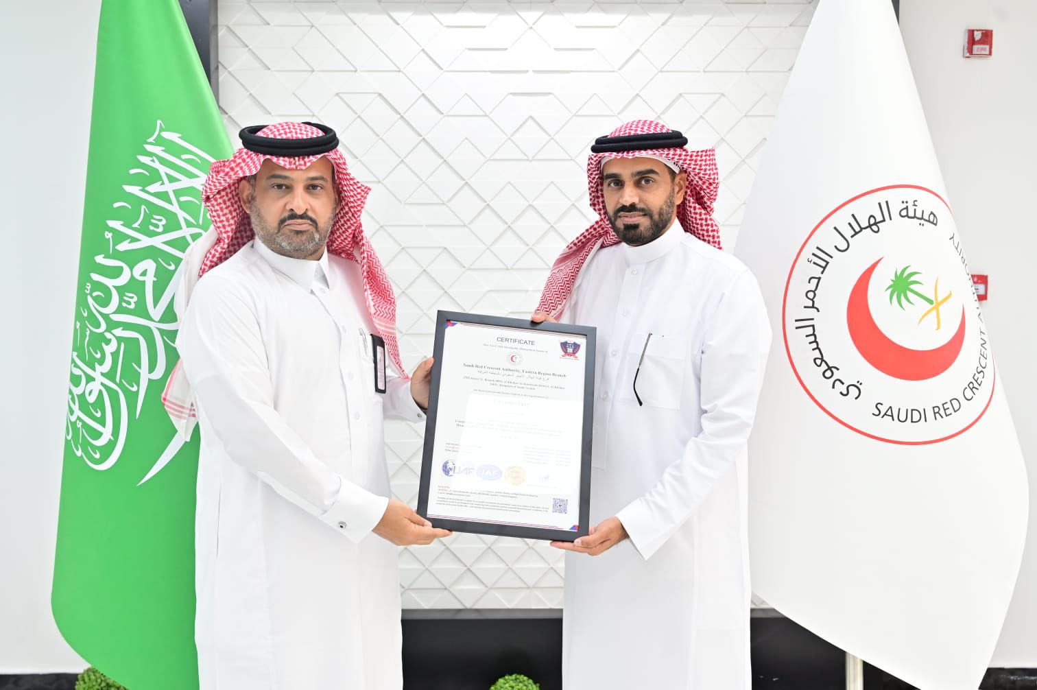 الهلال الأحمر بالشرقية يحصل على شهادة الآيزو لنظام إدارة الجودة 1 2 37