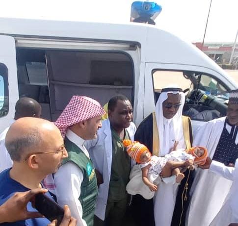 القنصل العام للمملكة العربية السعودية في كانوا الادماوي وحاكم ولاية كانو يستقبلون التوأم السيامين حسنه وحسينه بعد نجاح عملية فصلهم 1 2 Copy 4