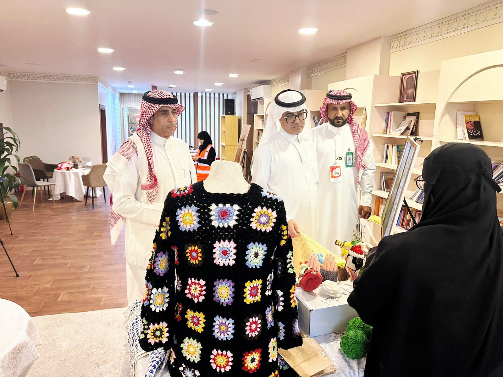 نادي حكاية الإبداعي .. يقيم معرضا تشكيليا للفنانة غالية إبراهيم 4 3