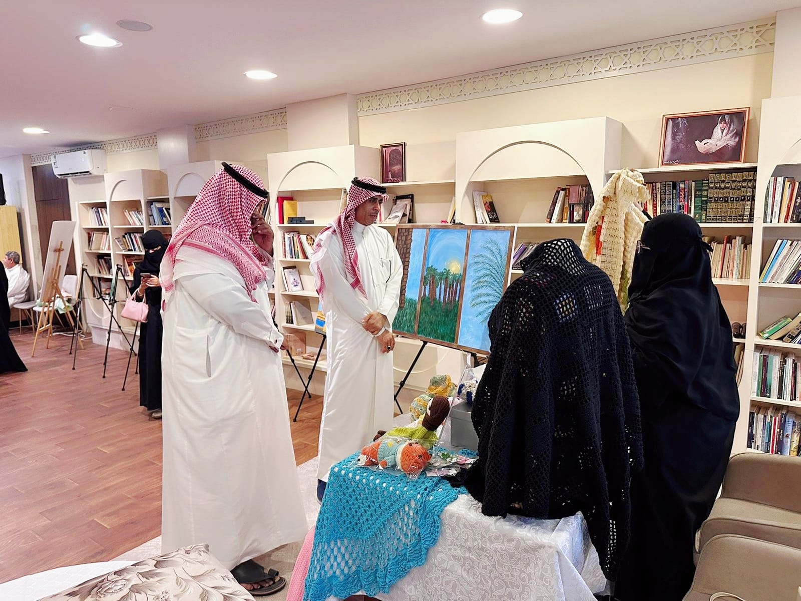 نادي حكاية الإبداعي .. يقيم معرضا تشكيليا للفنانة غالية إبراهيم 5 4