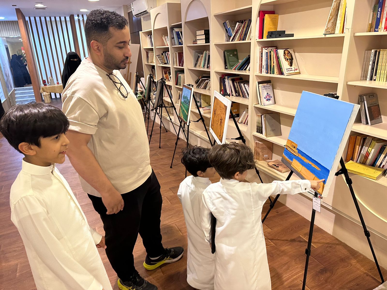 نادي حكاية الإبداعي .. يقيم معرضا تشكيليا للفنانة غالية إبراهيم 7 6