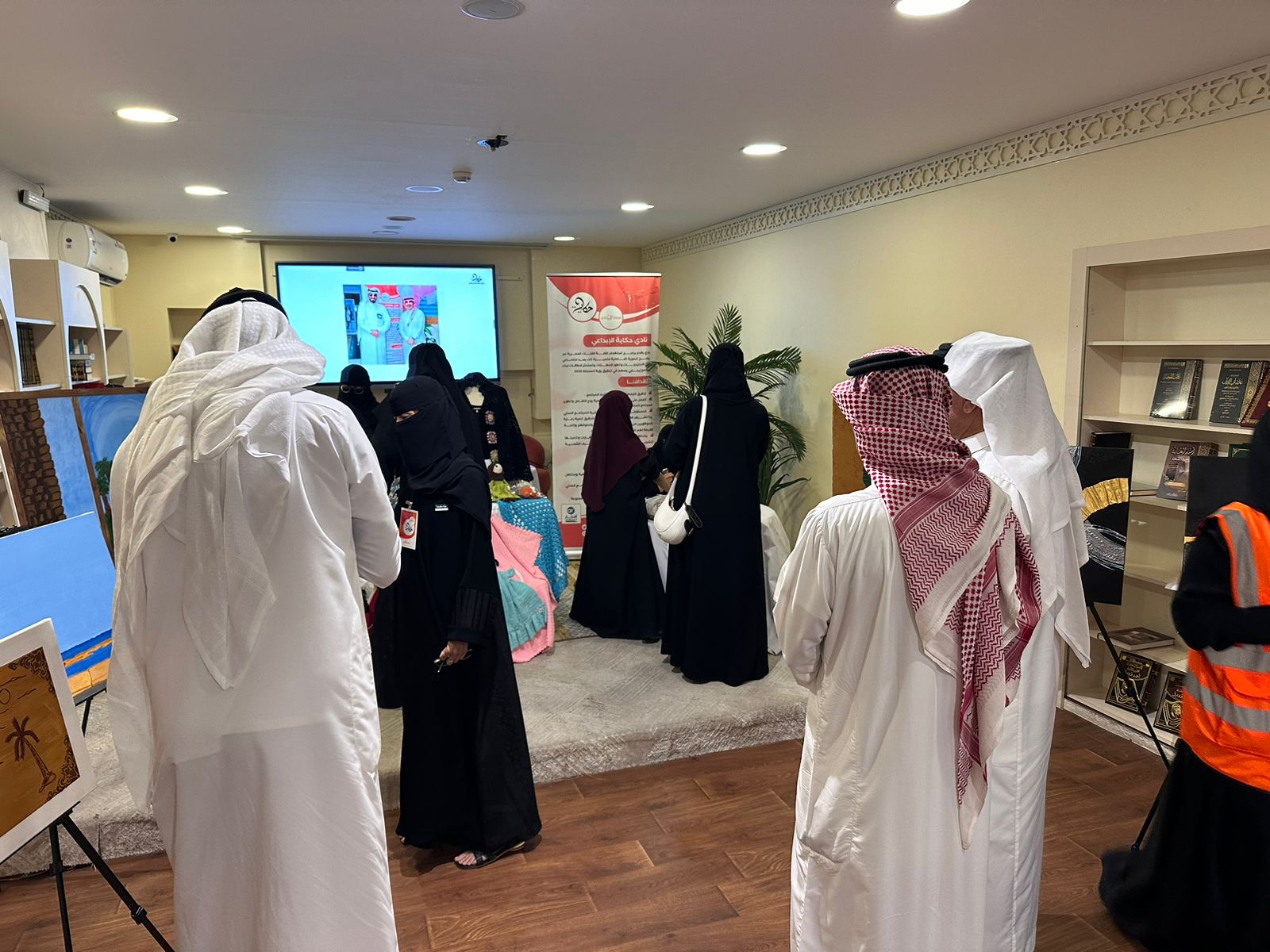 نادي حكاية الإبداعي .. يقيم معرضا تشكيليا للفنانة غالية إبراهيم 9 8 2