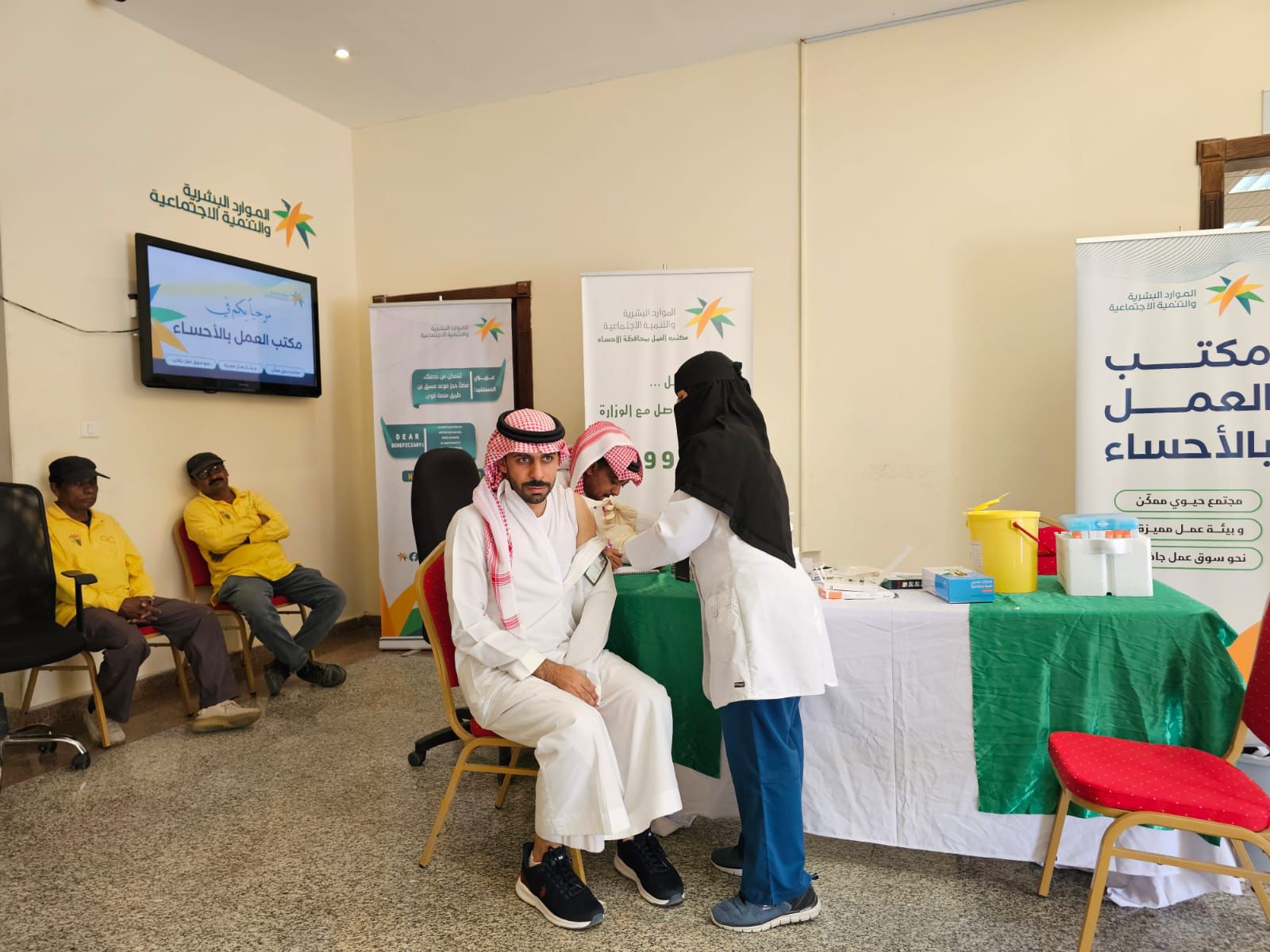 مكتب عمل الأحساء ينفذ حملة لتطعيم منسوبيه وعملائه ضد الإنفلونزا الموسمية 1 1 6