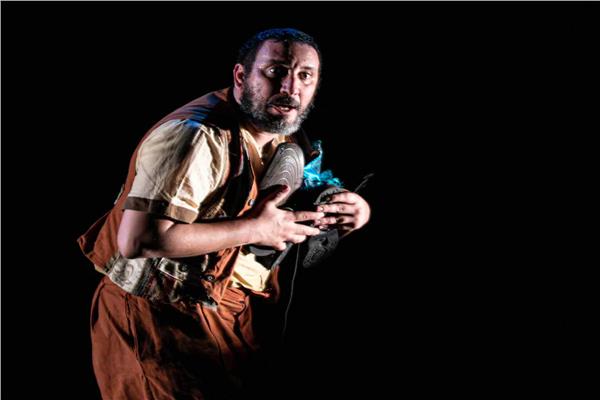 «ماسح الأحذية».. مونودراما تحول المهنة الهامشية إلى مرآة لآلام البشر 1 1 13