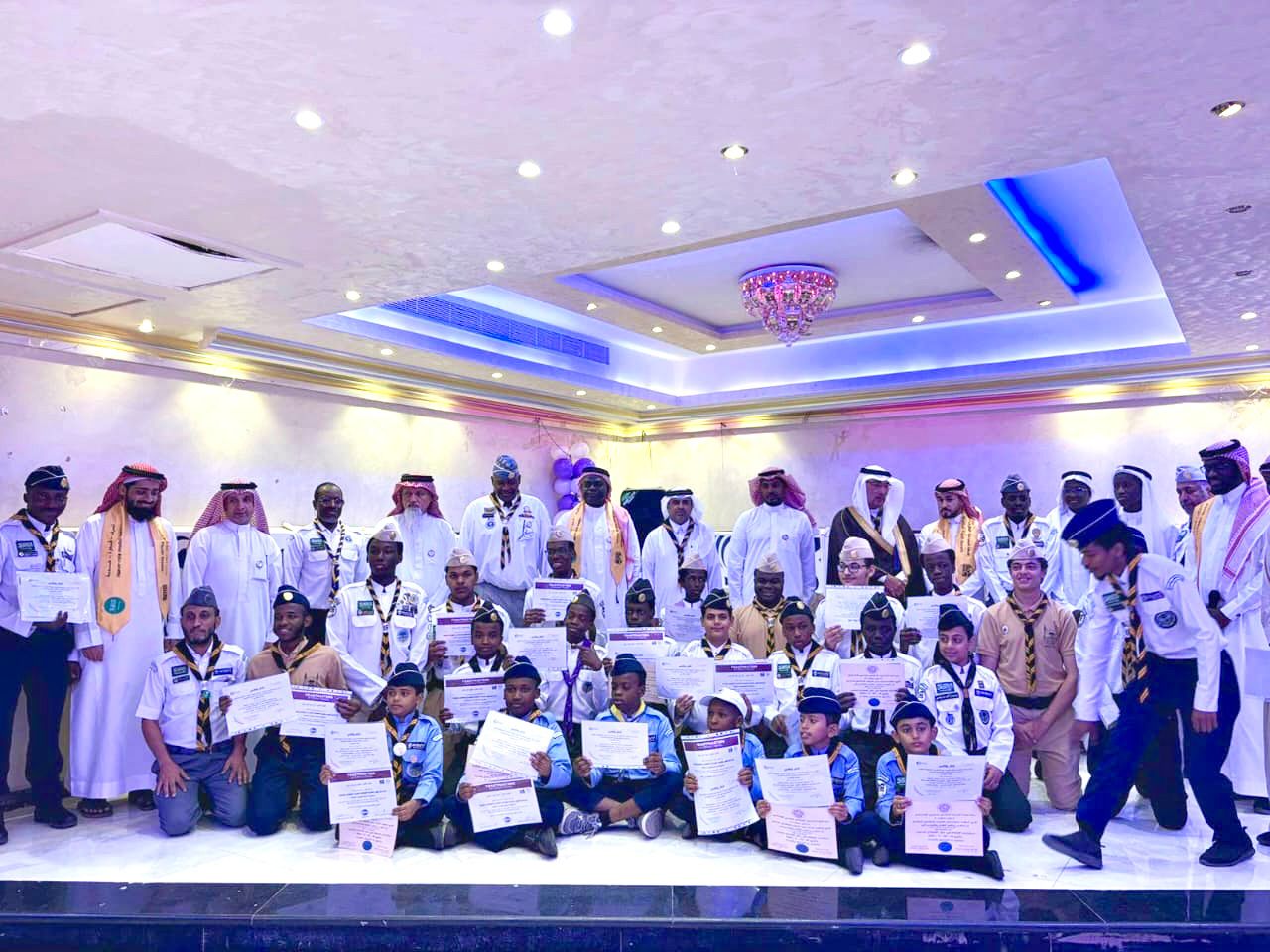 50 مرشدة وكشافا من كشافة شباب مكة يحصلون على اوسمة سفراء رسل السلام العالمي 1 9 53