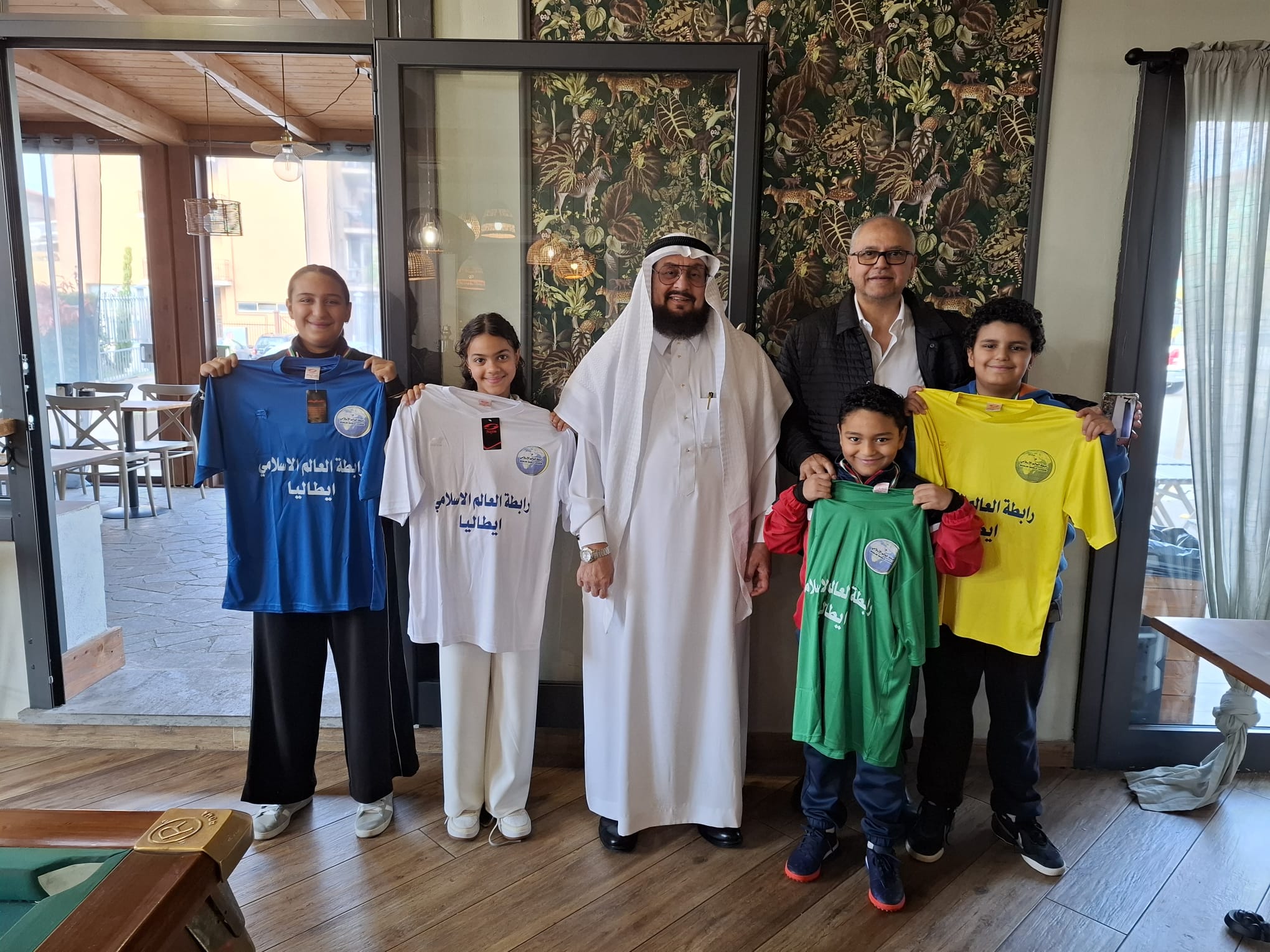 الدكتور عبد العزيز سرحان يكرّم أبناء عائلة مسلمة في إيطاليا 1 9 66