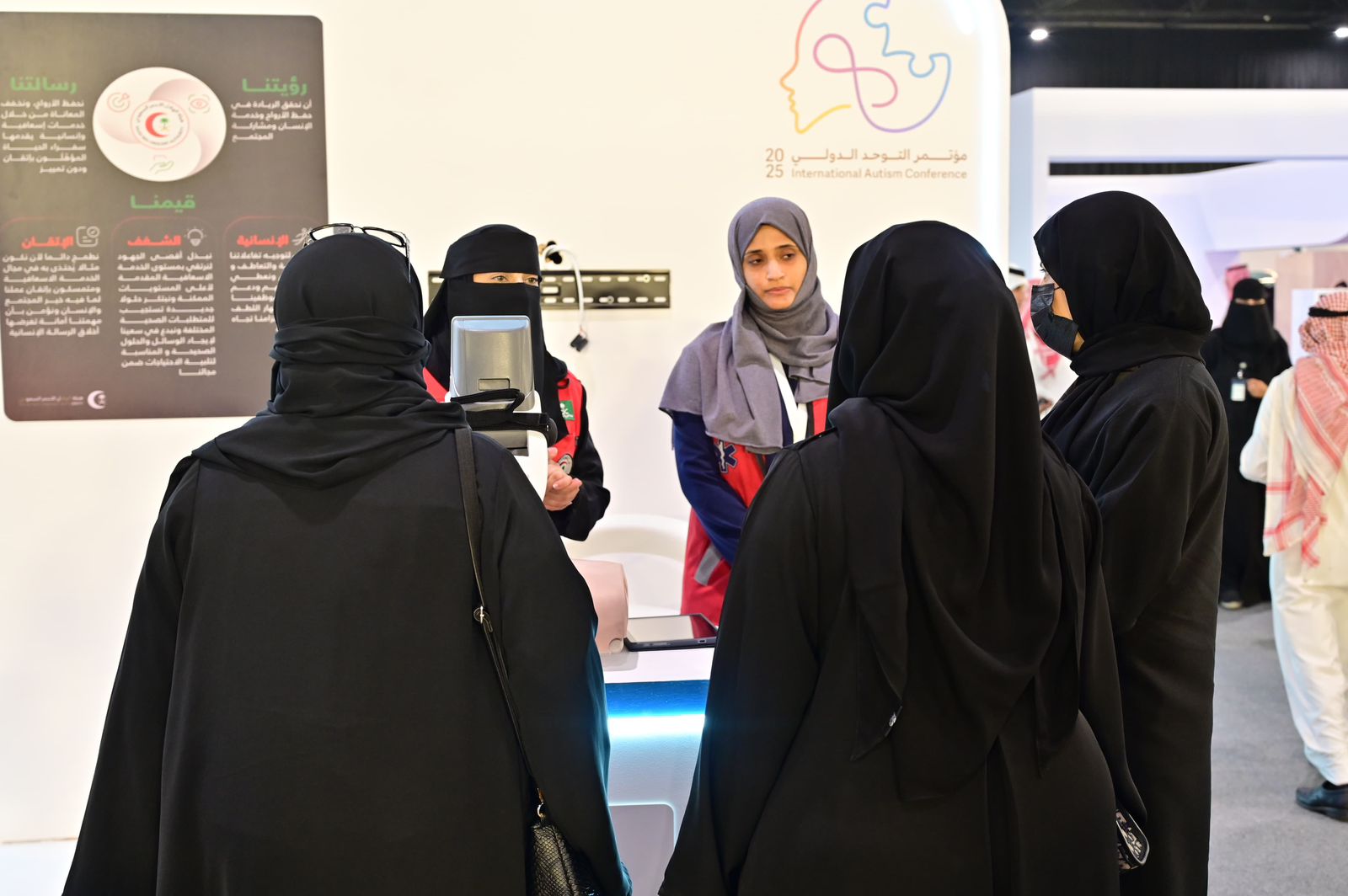 الهلال الأحمر يستعرض آلياته الإسعافية ويُدرّب الزوار في مؤتمر التوحد الدولي 2025 1 9 85