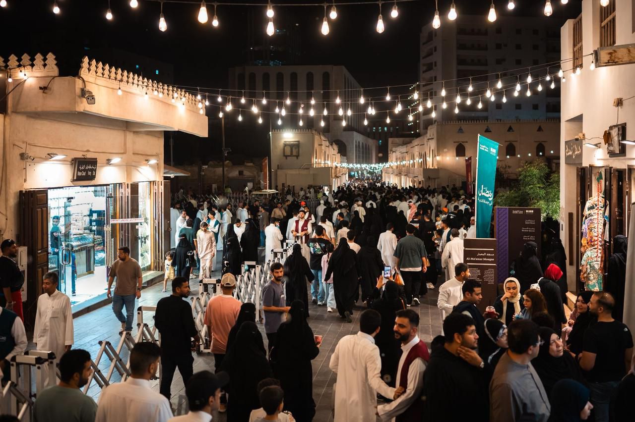 «جدة التاريخية» تتوهج في إجازة نهاية الأسبوع.. حضور كثيف وفعاليات رمضانية وسيارات فاخرة بانتظار الزوار 1 11 7