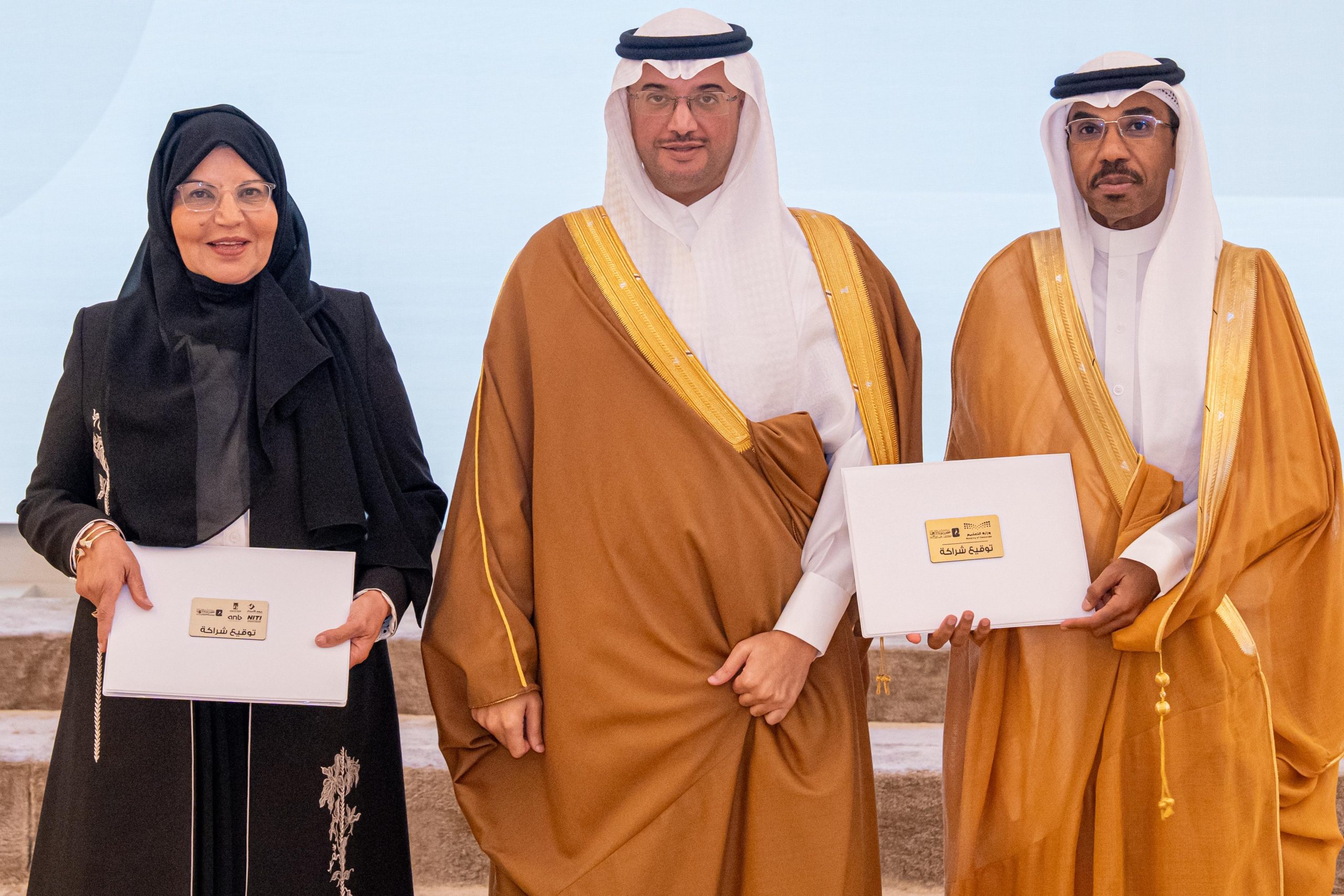 سمو محافظ الأحساء يكرّم داعمي جمعية فتاة الأحساء ويرعى توقيع الشراكات 1 8 scaled