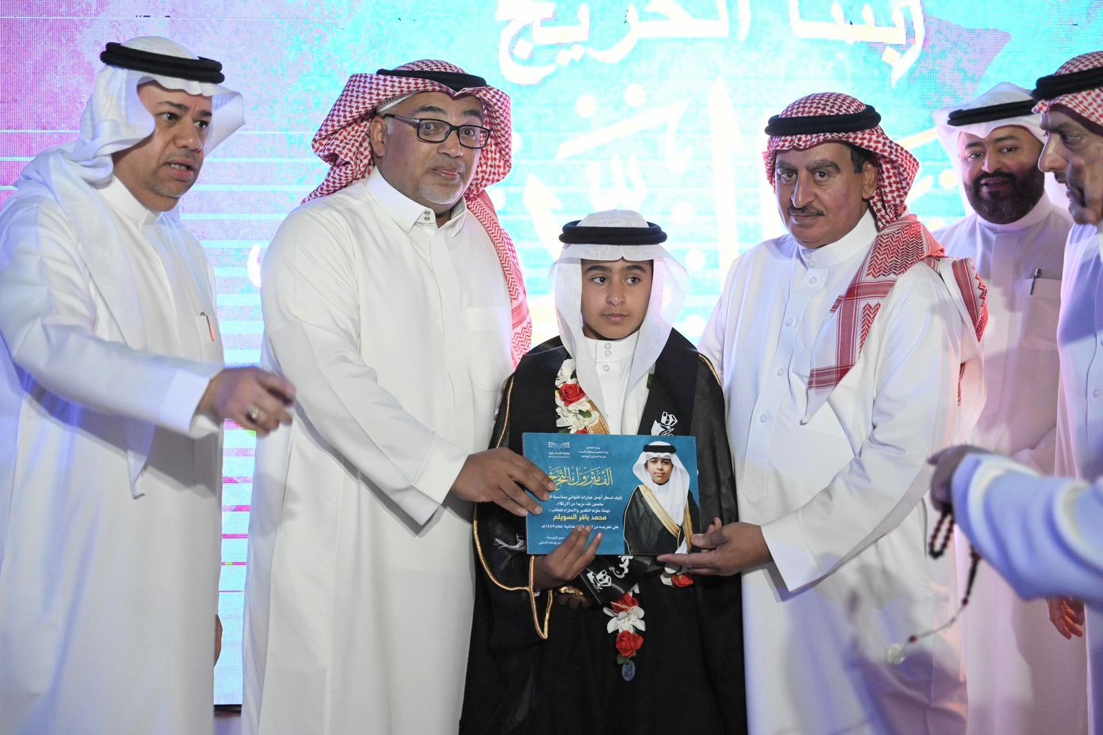 السنني .. يؤكد على أهمية مواصلة أولياء الأمور اهتمامهم بأبنائهم 7 10 4
