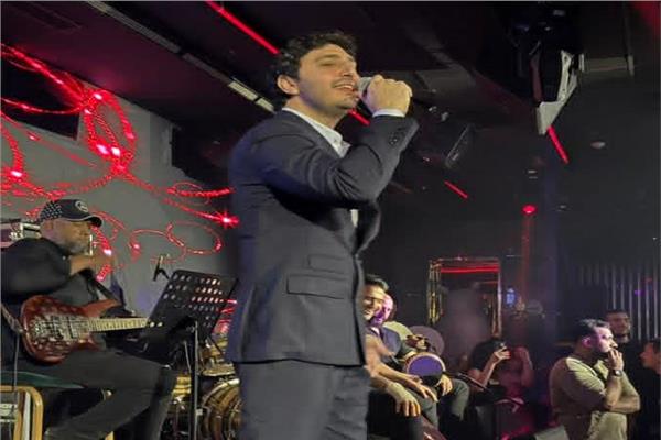 محمد فضل شاكر يواصل نجاحاته الغنائية بحفل كامل العدد في القاهرة 1 7 16
