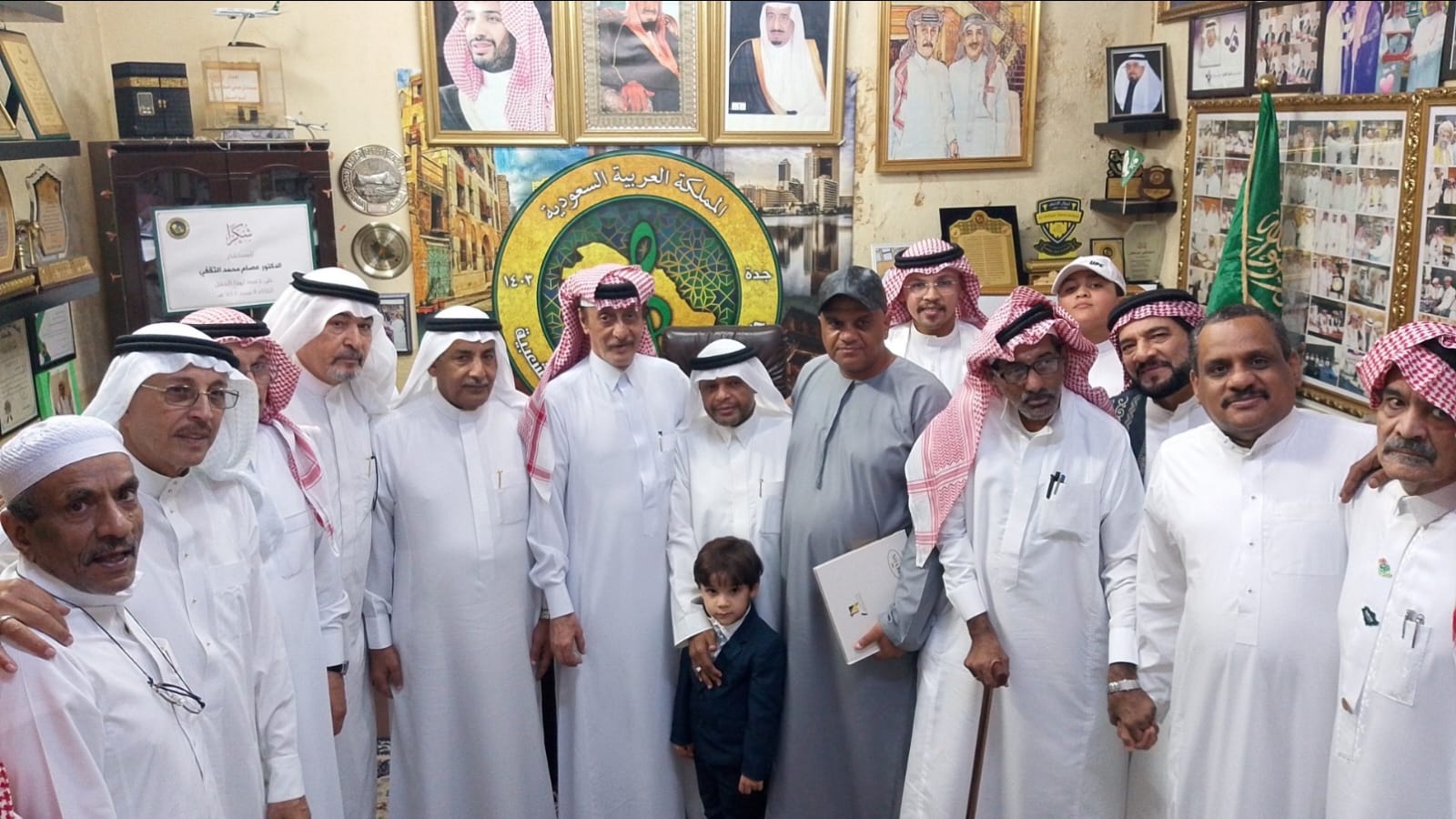 فرقة أبو سراج تفتح أبوابها للأحبة.. والدكتور عصام الثقفي يثري الثلوثية بحضوره 1 1 45