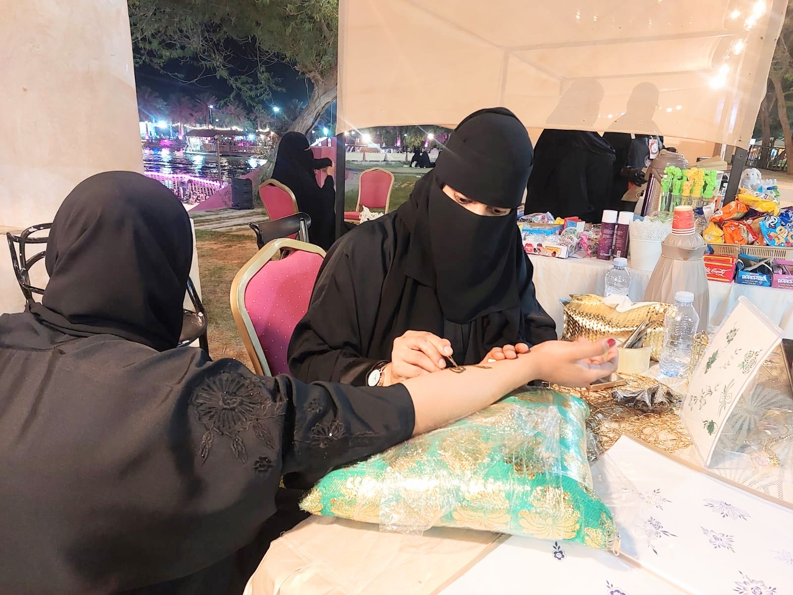 برعاية مدينة جواثا السياحية بالأحساء.. نادي حكاية الإبداعي يقيم فعالية "عيدنا معاكم" احتفاءً بعيد الأضحى 13 21