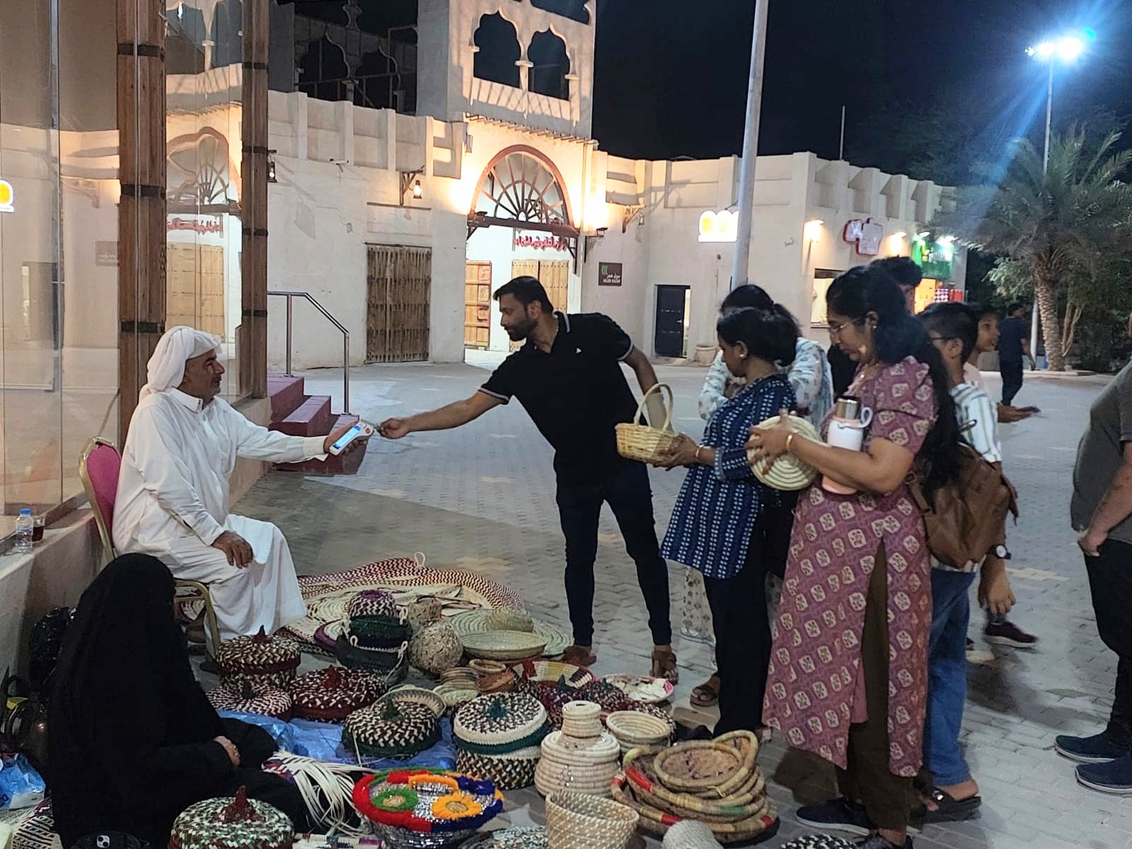 برعاية مدينة جواثا السياحية بالأحساء.. نادي حكاية الإبداعي يقيم فعالية "عيدنا معاكم" احتفاءً بعيد الأضحى 16 24