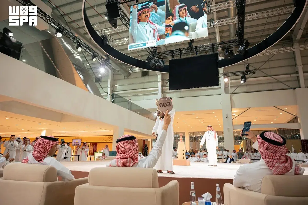 بيع 3 صقور في الليلة التاسعة من منصة المزاد الدولي لمزارع إنتاج الصقور 2026 1 w1200 11