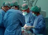 فريق طبي يستأصل ورماً من مريضة ستينية تملك رحمين في حالة نادرة