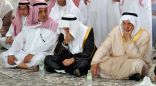 أمير مكة يؤدي صلاة الميت على الأمير محمد بن فيصل