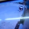 فيديو.. سيارة مسرعة تدهس طالبًا أثناء خروجه من المدرسة في بيش