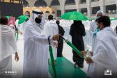 ضمن حملة “خدمة معتمرينا شرف لمنسوبينا” توزيع (4000) مظلة على قاصدي المسجد الحرام