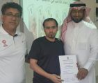 أمين عام نادي هجر يسلم حسين الحبيب شهادة تدريبية بصيغة ألمانية