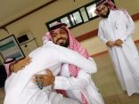 معلمي وطلاب ثانوية ذات الصواري بالكلابيه يتفاجؤن بدخول مدرب المنتخب السعودي عليهم