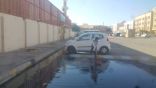 تجمع مياه الأمطار أمام مجمع تعليمي بالمباركية ورجل الامن يجرف المياه !