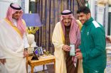 خادم الحرمين الشريفين يمنح لاعبي المنتخب السعودي وسام الملك عبد العزيز من الدرجتين الأولى والثانية