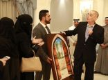 الدوسري ..تهدى سفير المملكة الاردنية الهاشمية لوحة تشكيلية من تراث الاحساء