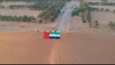 قبيلة الساعدي ترفع علم الإمارات في أعلى قمة رملية بالعين