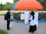 شرطة أبوظبي توعي زوار حديقة ألعاب هيلي بالإجراءات الاحترازية لكورونا