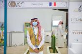 شاب سعودي يلفت انتباه الفرنسيين في مزاد الصقور لهذا السبب