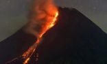 البركان ميرابي في إندونيسيا ينفث حممًا منصهرة