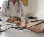 وزارة الصحة تعلن عقوبات ” تزوير الإجازات المرضية “