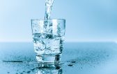 4 مخاطر صحية لشرب الماء أثناء الوقوف
